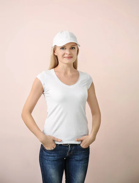 Giovane Donna Elegante Shirt Cappello Sfondo Colori Mockup Design — Foto Stock