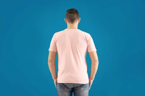 Hombre Joven Elegante Camiseta Sobre Fondo Color Burla Para Diseño — Foto de Stock