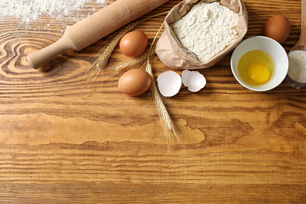 Tarwe Meel Eieren Keukengerei Houten Achtergrond — Stockfoto