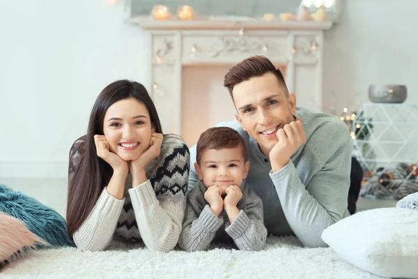 Lycklig familj spendera tid tillsammans på vintersemester hemma — Stockfoto