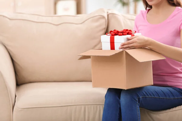 La donna ha ricevuto un regalo nella scatola dei pacchi a casa — Foto Stock