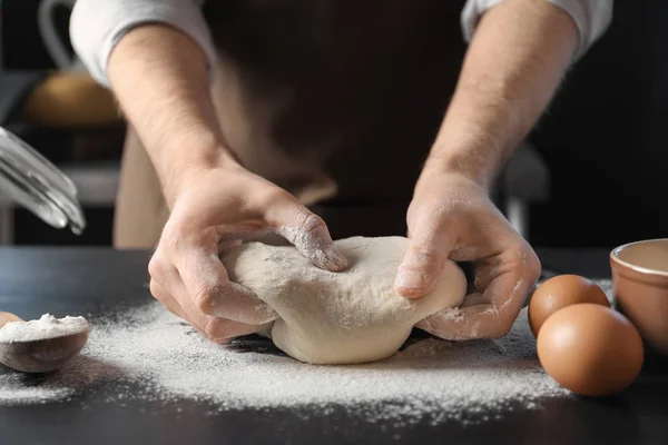 Hombre Amasando Masa Sobre Mesa Espolvoreada Con Harina — Foto de Stock