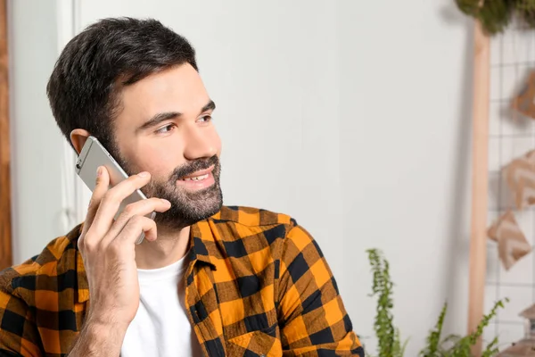Молодой Человек Разговаривает Мобильному Телефону Помещении — стоковое фото