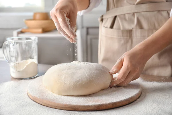 Mujer Rociando Masa Con Harina Mesa —  Fotos de Stock