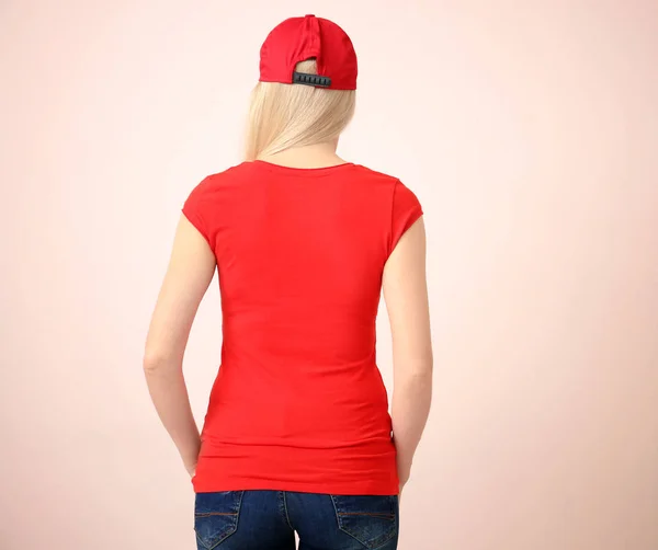 Jonge Vrouw Stijlvolle Shirt Cap Kleur Achtergrond Mockup Voor Ontwerp — Stockfoto