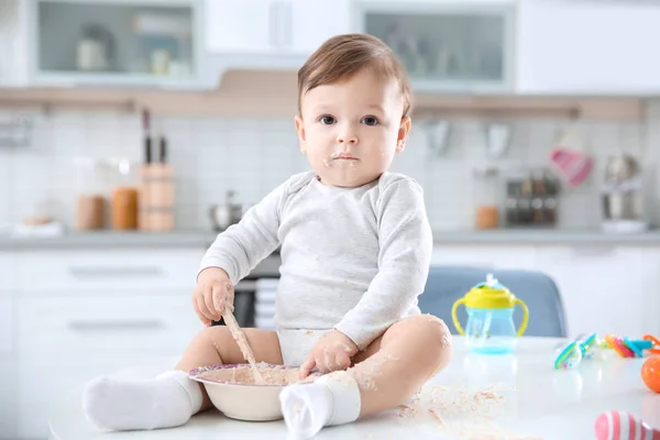 Симпатичный Маленький Мальчик Миской Детского Питания Сидит Столе Кухне — стоковое фото