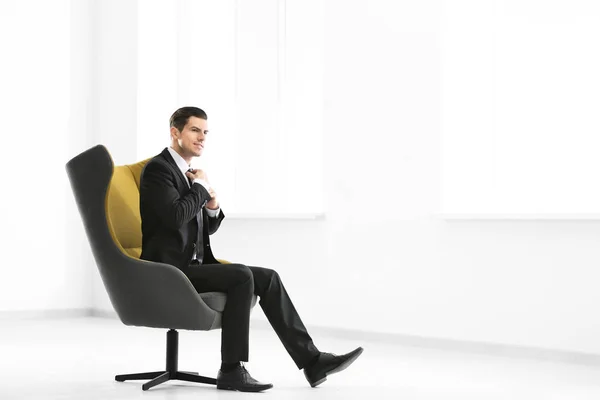 Gutaussehender Geschäftsmann Sitzt Bequemen Sesseln Drinnen — Stockfoto