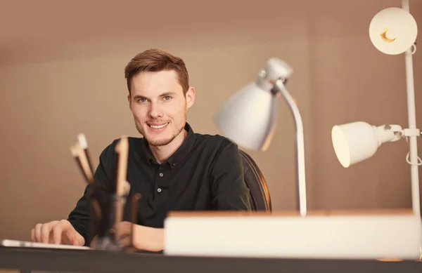 Jeune homme travaillant à l'intérieur — Photo