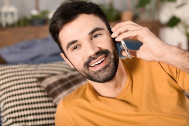 Kapalı cep telefonu üzerinde konuşurken genç adam