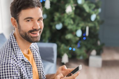 Kapalı cep telefonu kullanan genç adam