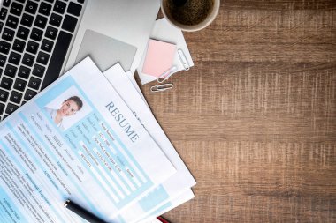 Formlar tablo üstünde laptop ile devam. İş görüşme kavramı