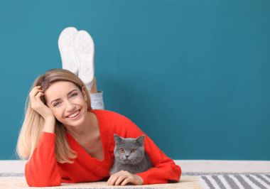 Katta şirin evde beslenen hayvan kedi olan kadın