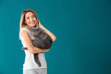 Renk arka plan üzerinde şirin evde beslenen hayvan kedi olan kadın