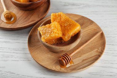 Ahşap kase ve kepçe ile peteğin plaka üzerinde