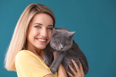 Renk arka plan üzerinde şirin evde beslenen hayvan kedi olan kadın