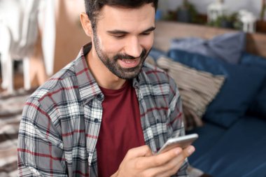 Kapalı cep telefonu kullanan genç adam