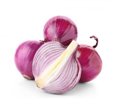 Beyaz arkaplanda kırmızı soğanlar