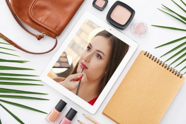 Profesyonel makyaj sanatçısı ve beyaz arka plan kozmetik ürünleri için çevrimiçi eğitim video ile tablet