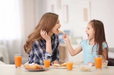 Anne ile kızı mutfakta Kahvaltı