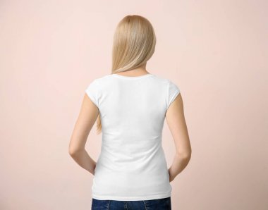 Şık t-shirt renk arka plan üzerinde genç kadın. Mockup tasarım için
