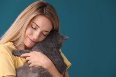 Renk arka plan üzerinde şirin evde beslenen hayvan kedi olan kadın