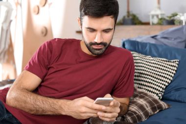 Kapalı cep telefonu kullanan genç adam