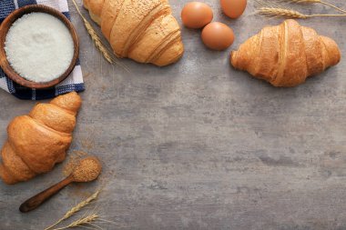 Masada lezzetli kruvasan ile kompozisyon