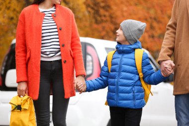 Sevimli küçük çocuğa okul ailesi ile