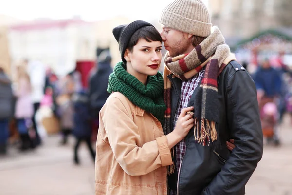 Mignon Jeune Couple Vêtements Chauds Extérieur — Photo