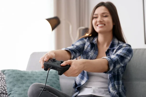 Junge Frau spielt zu Hause Videospiele — Stockfoto