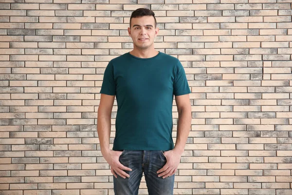 Mladý Muž Stylové Tričko Cihlovou Zeď Pozadí Maketa Pro Design — Stock fotografie