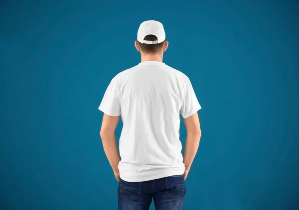 Junger Mann Stylischem Shirt Und Mütze Auf Farbigem Hintergrund Design — Stockfoto