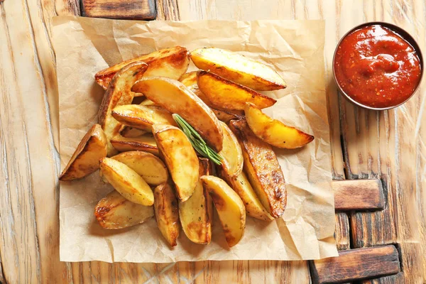 Smakelijke Aardappel Partjes Tomatensaus Houten Bord — Stockfoto