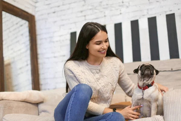 Young woman with cute pet cat sitting at table in kitchen — Stock Photo, Image