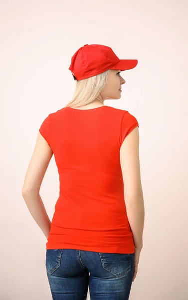 Mujer Joven Elegante Camiseta Gorra Sobre Fondo Color Burla Para —  Fotos de Stock