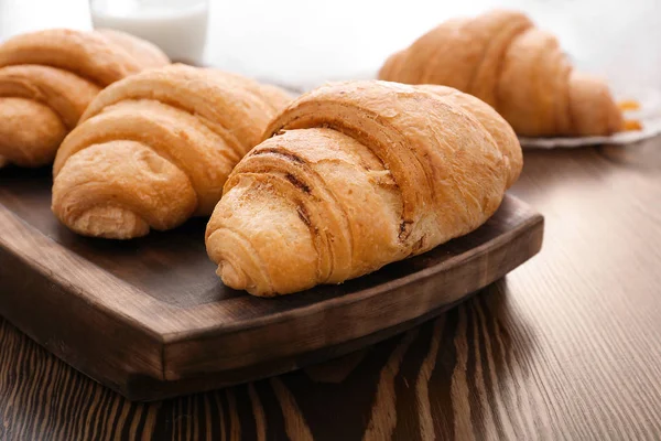 Sabrosos Croissants Bandeja Madera Primer Plano — Foto de Stock