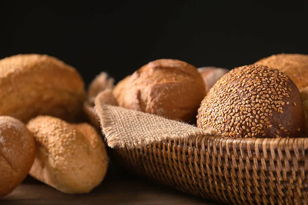 Cesta Mimbre Con Diferentes Pan Mesa Sobre Fondo Oscuro Primer — Foto de Stock