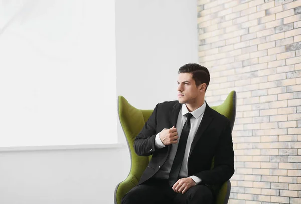 Przystojny Biznesmen Siedząc Wygodnym Fotelu Pomieszczeniu — Zdjęcie stockowe