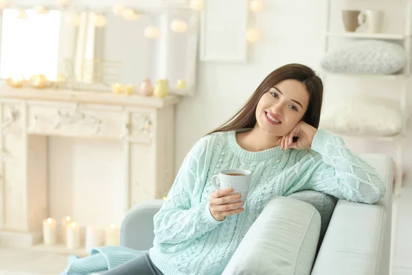 Mulher Bonita Relaxante Casa Férias Inverno — Fotografia de Stock