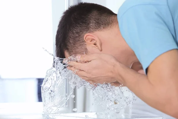 Man Spraying Water His Face Shaving Bathroom — Stock Photo, Image