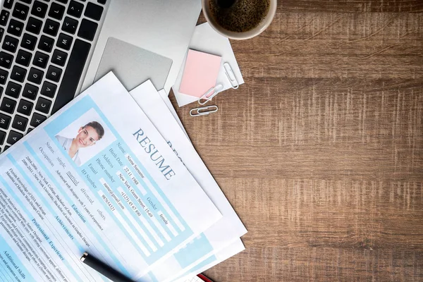 Retomar formulários com laptop na mesa. Conceito de entrevista de emprego — Fotografia de Stock