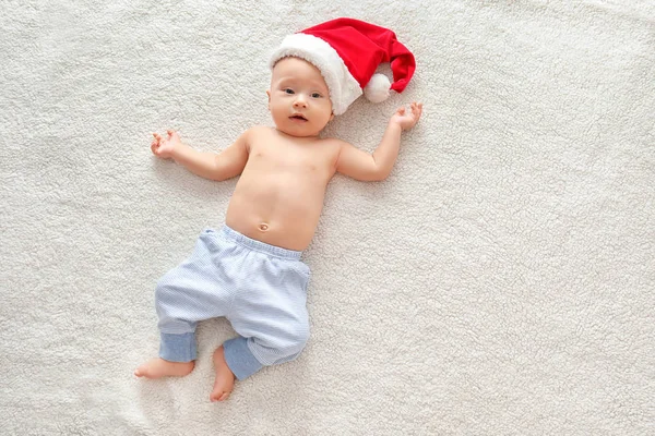 Söt Baby Santa Hatt Liggande Pläd — Stockfoto