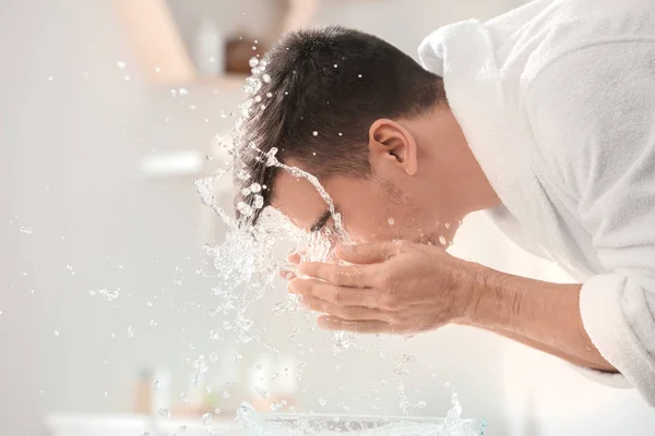 Homem Pulverizando Água Seu Rosto Depois Fazer Barba Banheiro — Fotografia de Stock