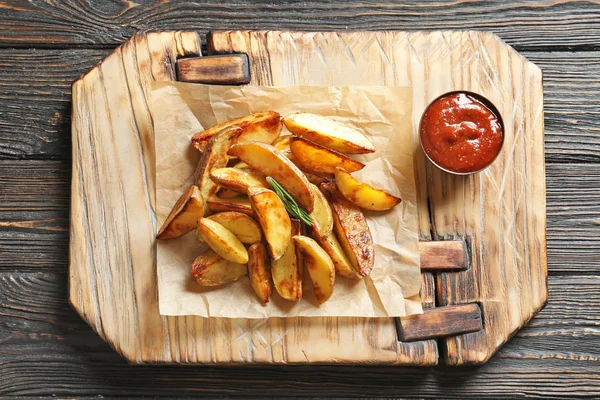 Placa Madeira Com Saborosas Fatias Batata Mesa — Fotografia de Stock