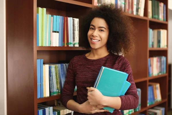 Afrikanisch Amerikanischer Student Mit Büchern Der Bibliothek — Stockfoto