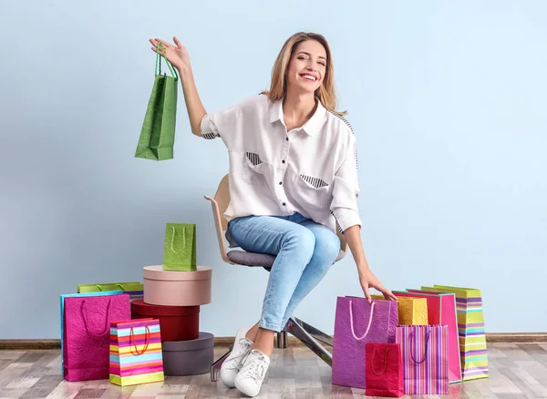 Vacker kvinna efter lyckad shopping inomhus — Stockfoto