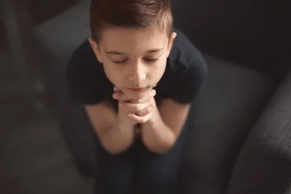 Маленький Мальчик Молится Помещении — стоковое фото
