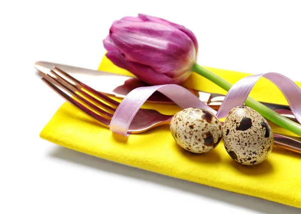 Çatal bıçak takımı için Paskalya tablo ayarını beyaz zemin üzerine lale ile dekore edilmiş