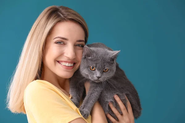 Junge Frau Mit Niedlichem Haustier Katze Auf Farbigem Hintergrund — Stockfoto