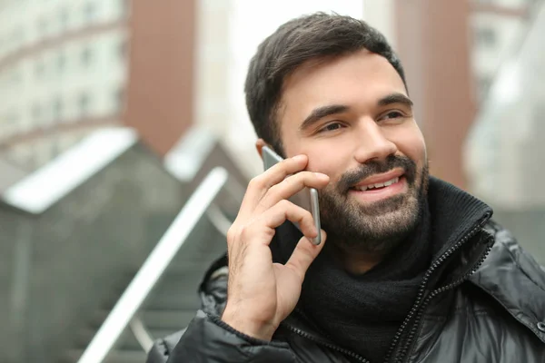 Genç Adam Dışarıda Cep Telefonuyla Konuşuyor — Stok fotoğraf